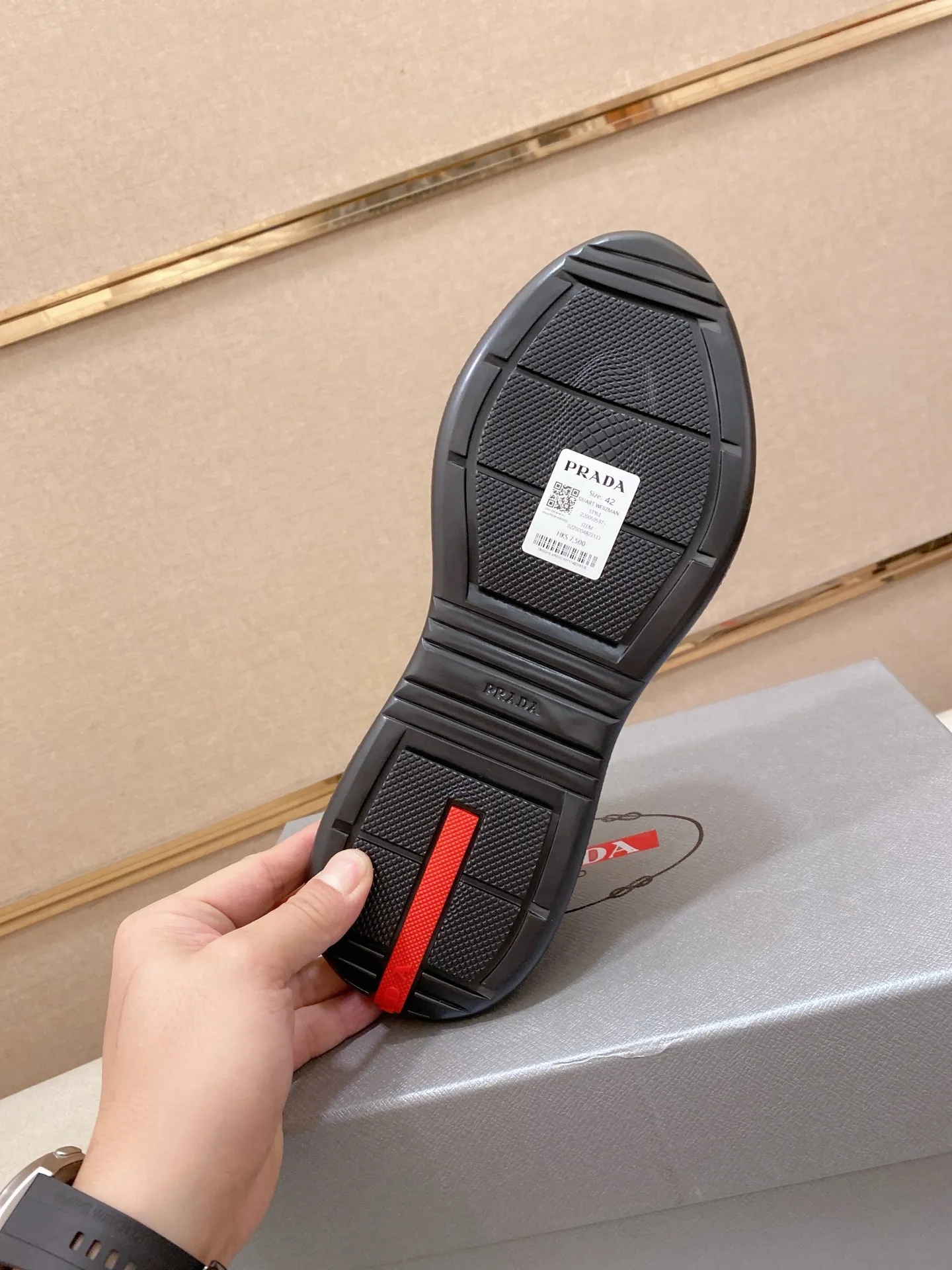 Men's Men's Shoes 560💰 ✔️✔️✔️High version High-quality new PRADA (Prada) counters are launched simultaneously. The new men's shoes and 😘fabrics are selected from first-layer cowhide and are made by pure handicrafts. Lining: Full cowhide lining. 👍🏿 High-end ☄️ air-cushion molded anti-slip rubber outsole, exquisite lines, simple and elegant, comfortable and high-end for leisure travel. Code number: 38 to 45